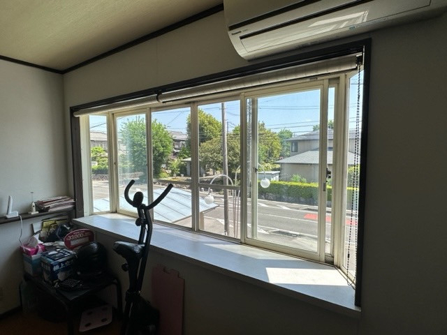ヤマガタヤ リフォームガーデン部の出窓に型ガラスの内窓を付け、視界を遮りつつ優しい光を取り込めます。の施工前の写真2