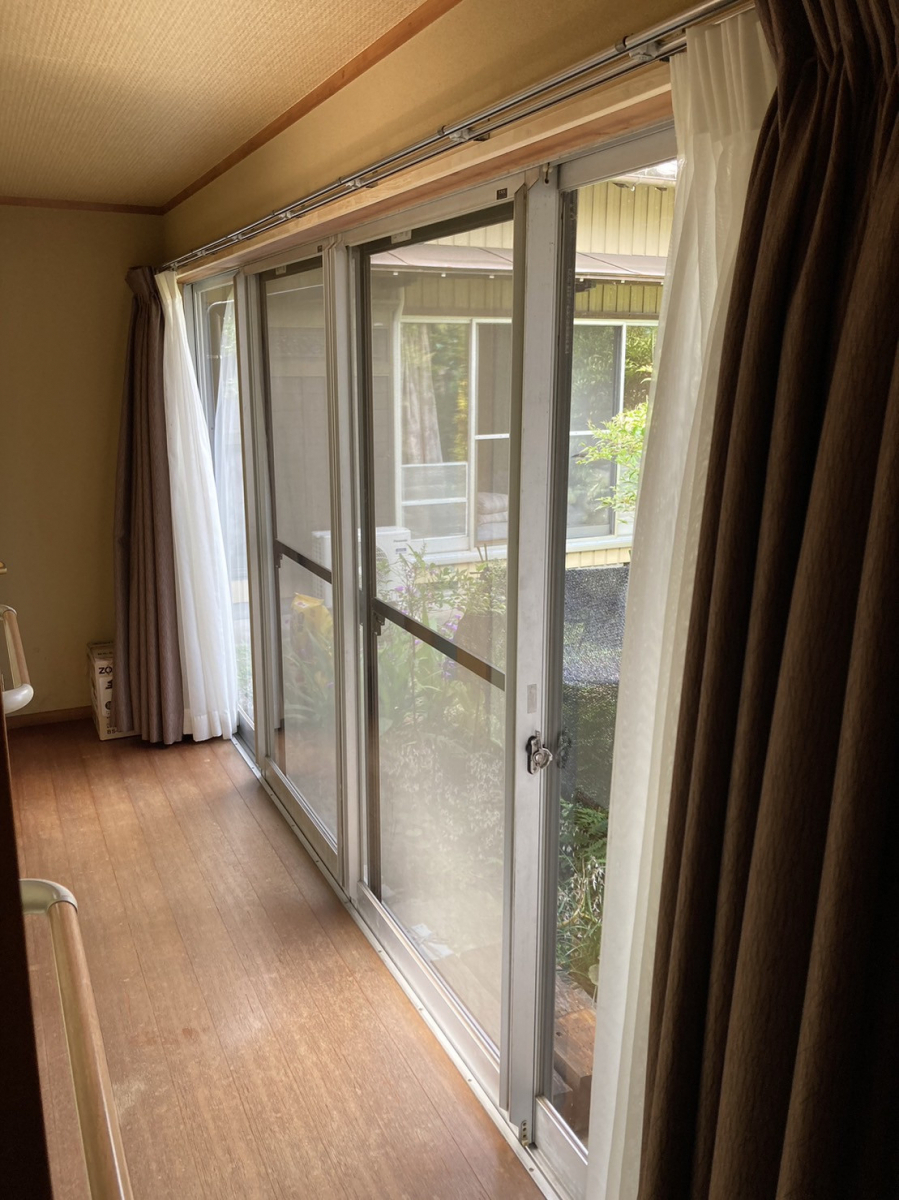 ヤマガタヤ リフォームガーデン部の大きな窓から小さな窓まで、家中の窓にインプラスを設置しました。の施工前の写真1