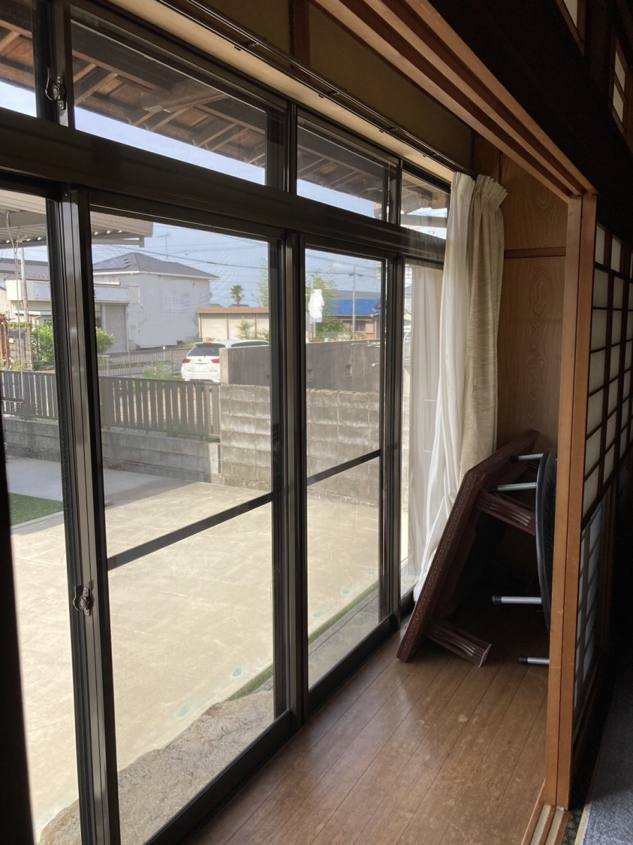 ヤマガタヤ リフォームガーデン部の大きな窓から小さな窓まで、家中の窓にインプラスを設置しました。の施工前の写真2