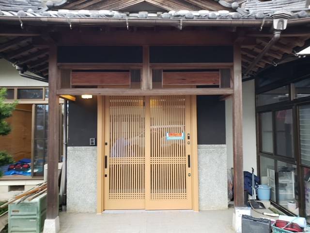 ヤマガタヤ リフォームガーデン部のリシェント玄関引戸交換の施工後の写真1