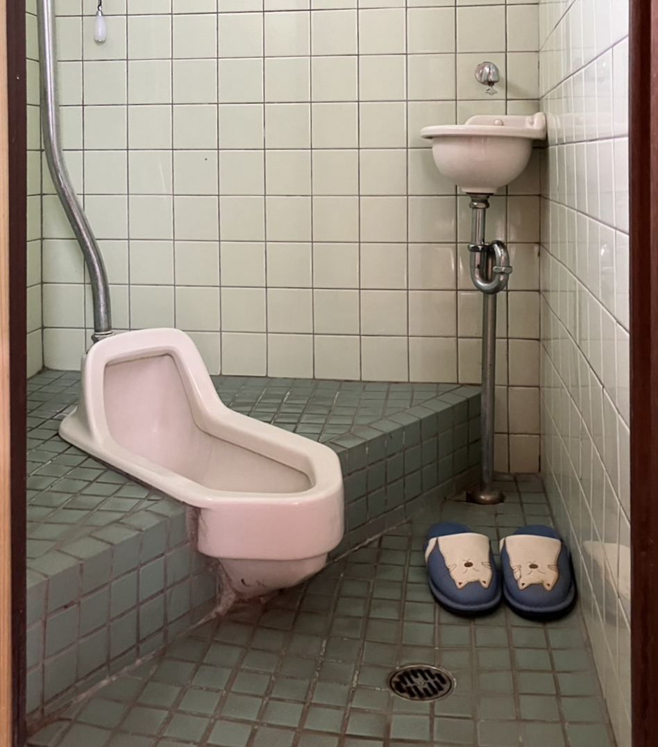 ヤマガタヤ リフォームガーデン部の足腰に負担がかかる、掃除しづらい、寒い、使いたくないトイレを快適なトイレにリフォーム。の施工前の写真1