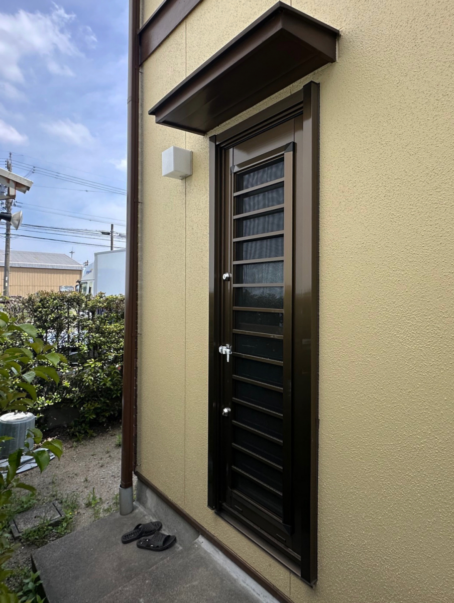 ヤマガタヤ リフォームガーデン部の赤茶のレンガ外壁にマッチする、ポートマホガニー色の玄関ドアの施工後の写真2