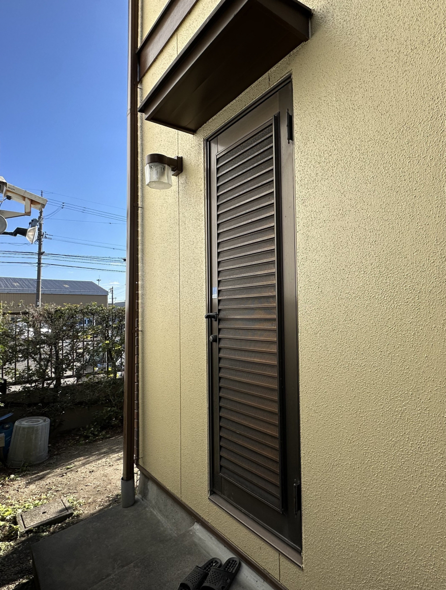 ヤマガタヤ リフォームガーデン部の赤茶のレンガ外壁にマッチする、ポートマホガニー色の玄関ドアの施工前の写真2