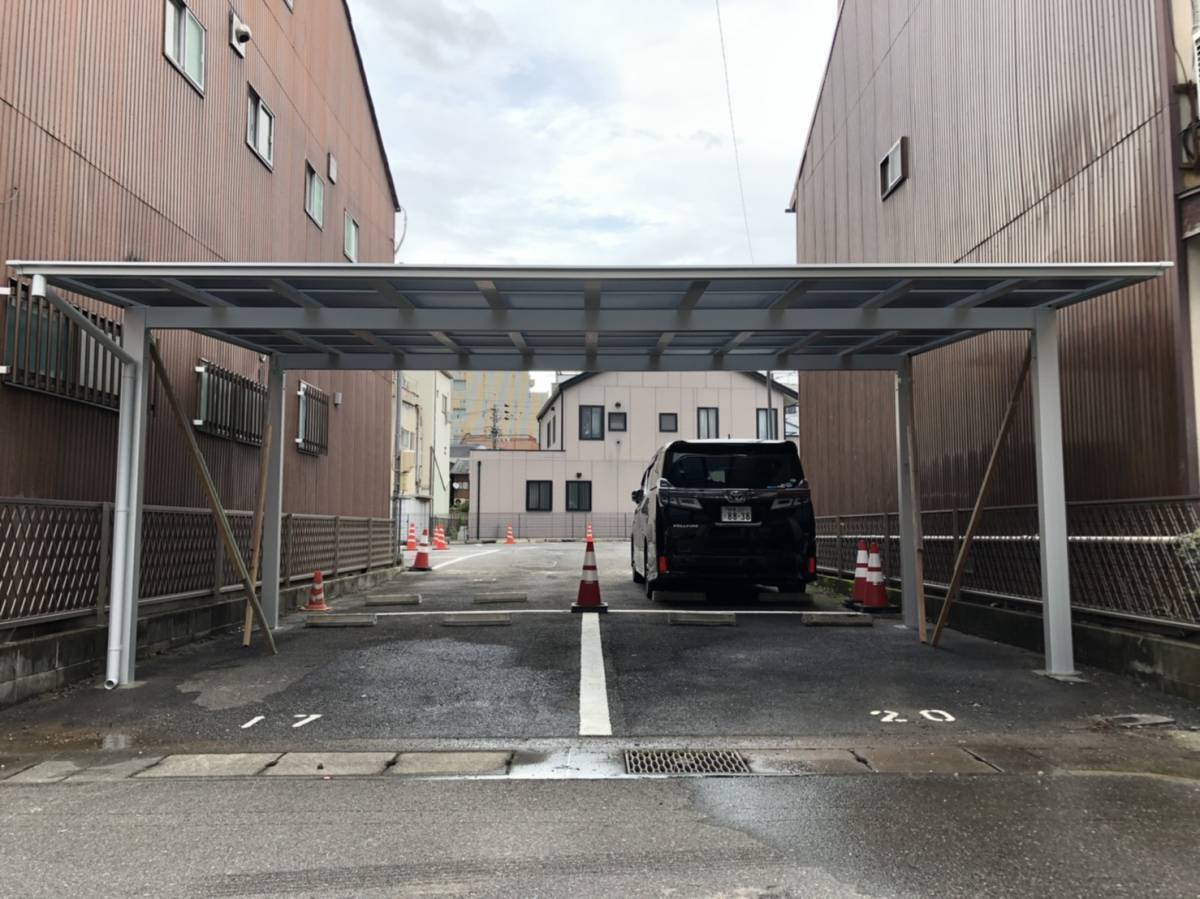 ヤマガタヤ リフォームガーデン部の駐車場　オーナー様用カーポートの施工後の写真1