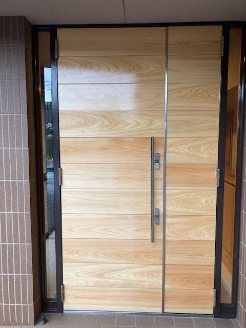 ヤマガタヤ リフォームガーデン部のステンレス製玄関ドア　表面材貼替工事の施工後の写真1