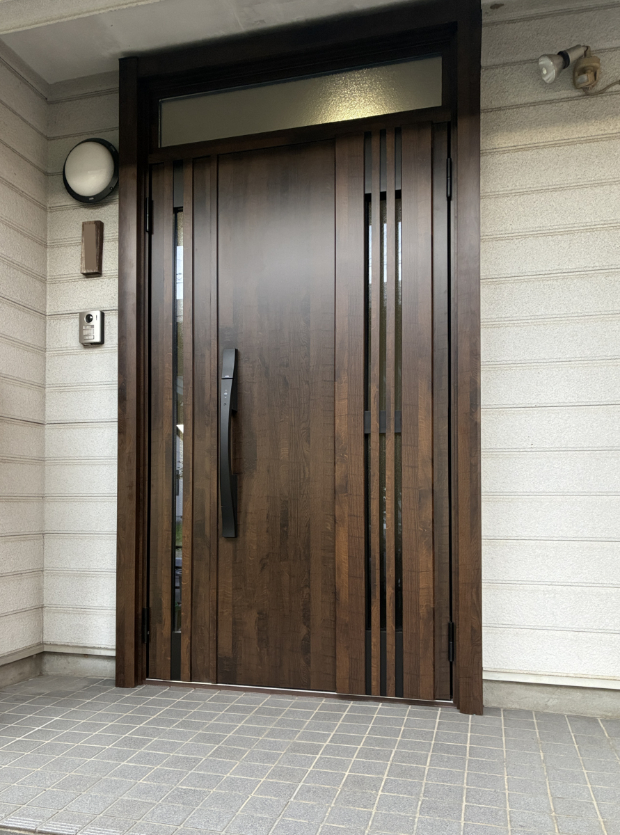 ヤマガタヤ リフォームガーデン部のカッコいいだけでは物足りない！機能性もある玄関ドアに！の施工後の写真1