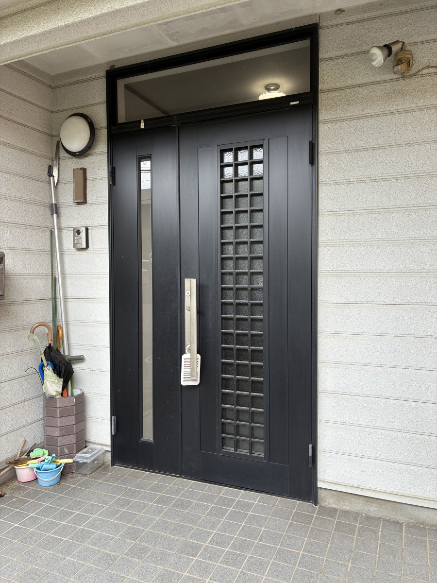 ヤマガタヤ リフォームガーデン部のカッコいいだけでは物足りない！機能性もある玄関ドアに！の施工前の写真1