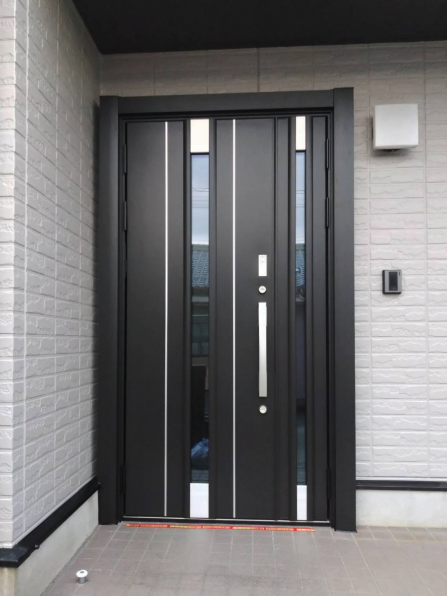 ヤマガタヤ リフォームガーデン部の高断熱仕様＆ファミロックで、快適に生活できる玄関ドアになりました。の施工後の写真1