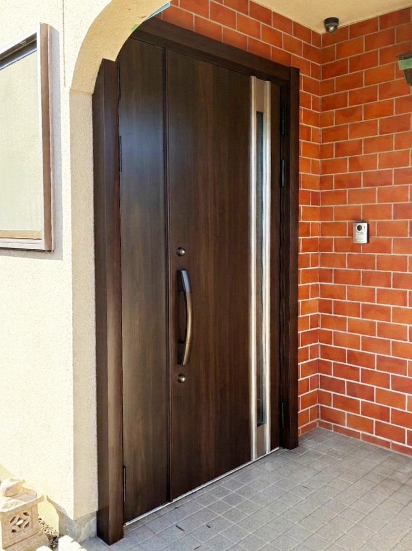 ヤマガタヤ リフォームガーデン部のカバー工法でドア部分は小さくなったけど、開口部分がぐんと広くなった玄関ドアです。の施工後の写真1