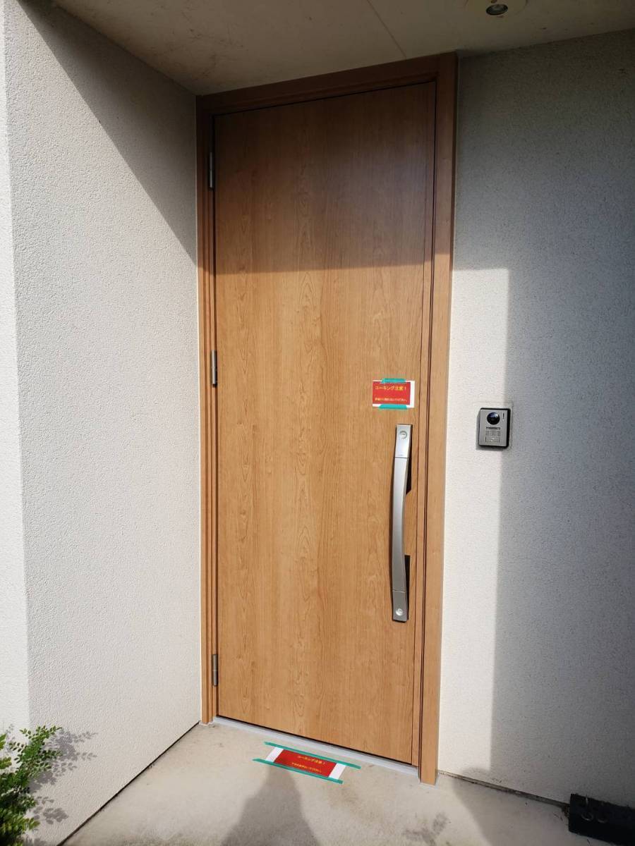 ヤマガタヤ リフォームガーデン部の無垢製玄関ドアを木目調アルミ玄関ドア　リシェントに交換です。の施工後の写真1