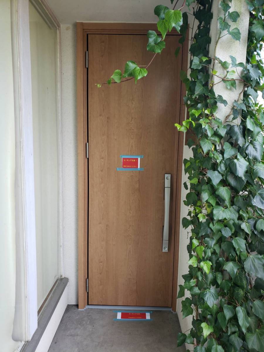 ヤマガタヤ リフォームガーデン部の無垢製玄関ドアを木目調アルミ玄関ドア　リシェントに交換です。の施工後の写真2