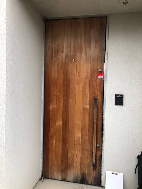 ヤマガタヤ リフォームガーデン部の無垢製玄関ドアを木目調アルミ玄関ドア　リシェントに交換です。の施工前の写真1