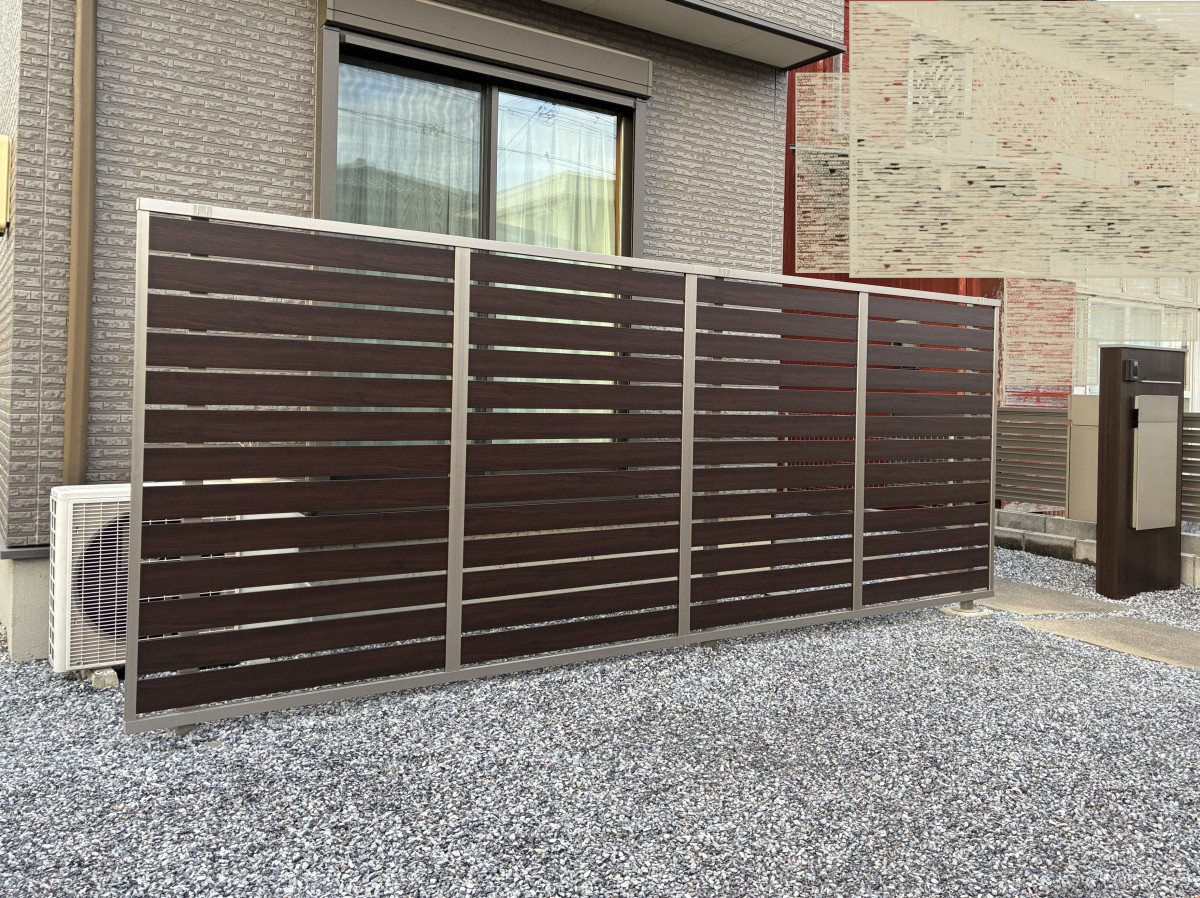 ヤマガタヤ リフォームガーデン部の機能門柱と目隠しフェンスで　見た目も生活もグレードアップ！の施工後の写真3