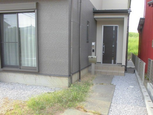 ヤマガタヤ リフォームガーデン部の機能門柱と目隠しフェンスで　見た目も生活もグレードアップ！の施工前の写真1