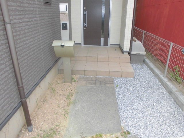 ヤマガタヤ リフォームガーデン部の機能門柱と目隠しフェンスで　見た目も生活もグレードアップ！の施工前の写真2