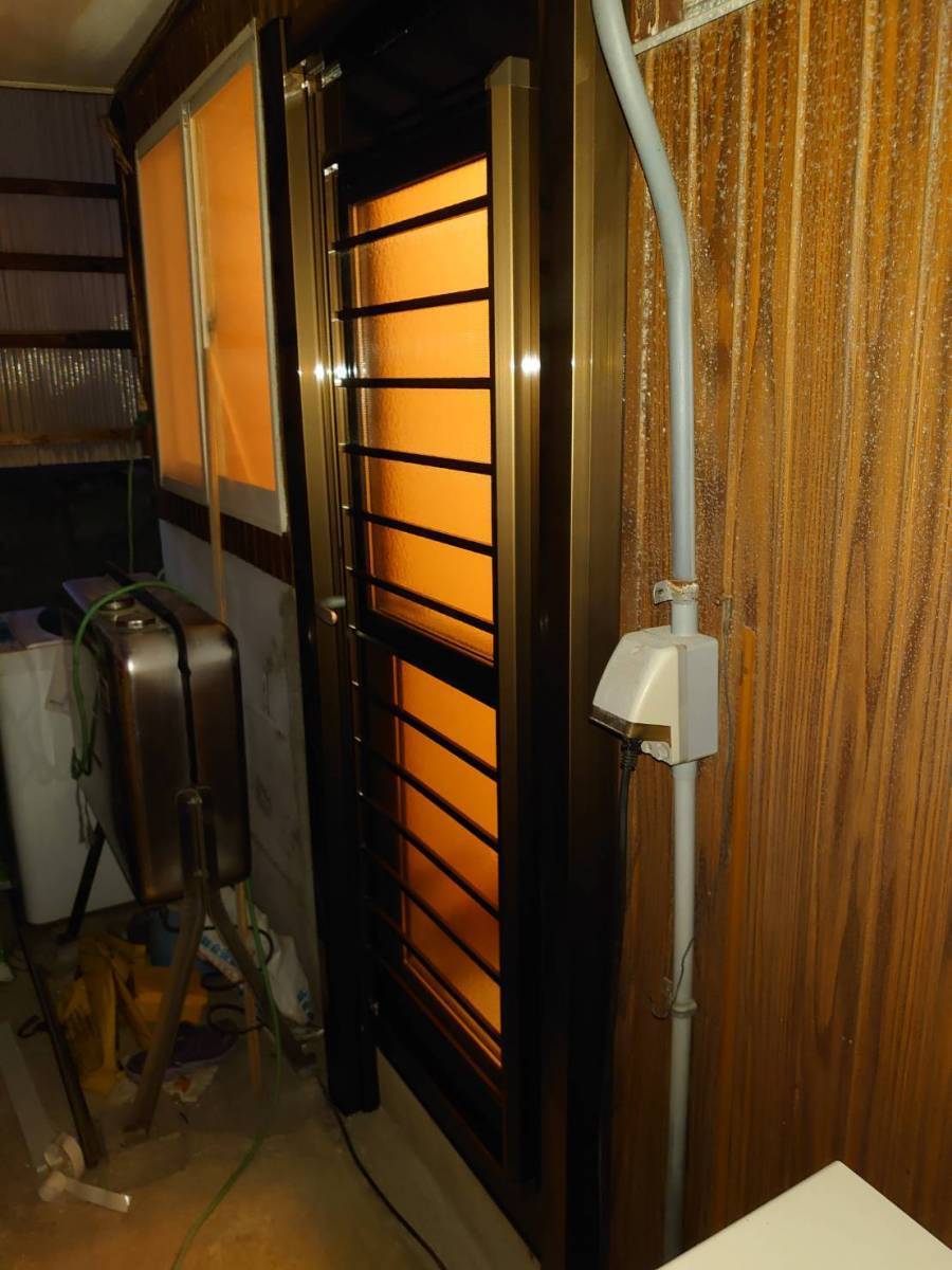 ヤマガタヤ リフォームガーデン部の勝手口框ドアをリシェント採風ドアに取替の施工後の写真1