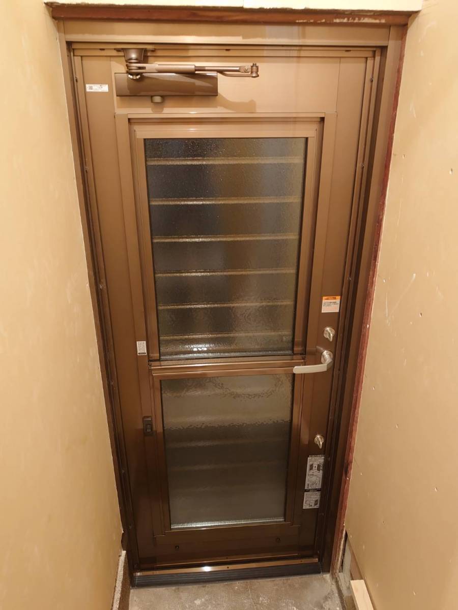 ヤマガタヤ リフォームガーデン部の勝手口框ドアをリシェント採風ドアに取替の施工後の写真2