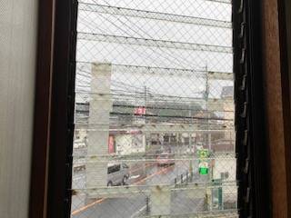 かがみ屋硝子店のルーバー窓の網入ガラス取替えの施工前の写真1