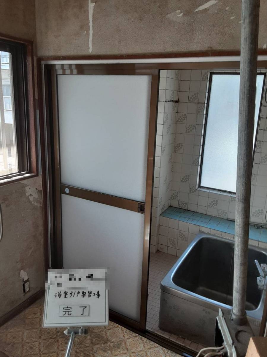 かがみ屋硝子店の浴室引戸取替工事の施工後の写真1