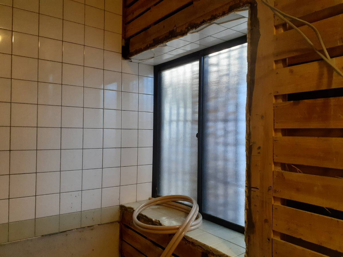 かがみ屋硝子店の浴室窓をリフォームの施工前の写真1