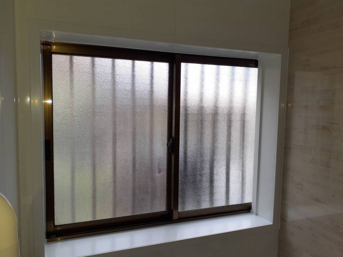 かがみ屋硝子店の浴室の内窓取付工事の施工前の写真1