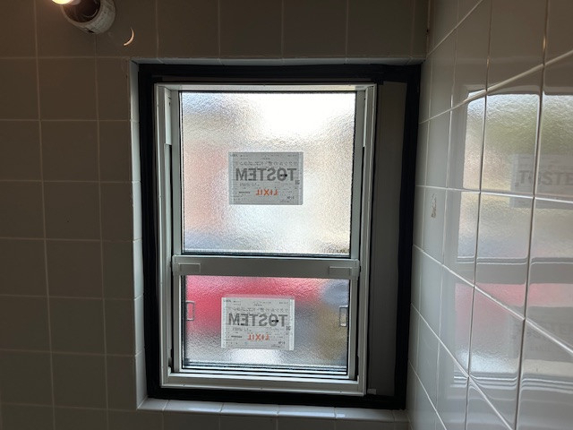 かがみ屋硝子店の浴室リフォームと一緒に窓も交換の施工後の写真1