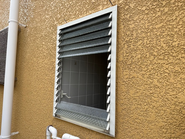 かがみ屋硝子店の浴室リフォームと一緒に窓も交換の施工前の写真1
