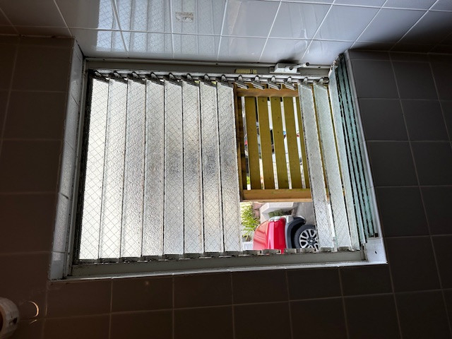かがみ屋硝子店の浴室リフォームと一緒に窓も交換の施工前の写真2
