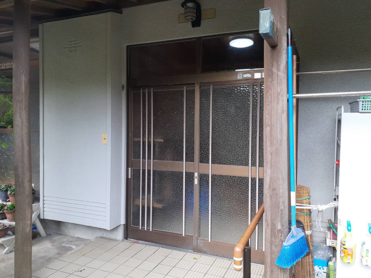 かがみ屋硝子店の玄関引戸の取り替えの施工前の写真1