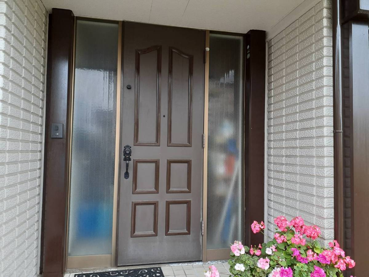 かがみ屋硝子店の両袖付玄関ドアのリフォームの施工前の写真1