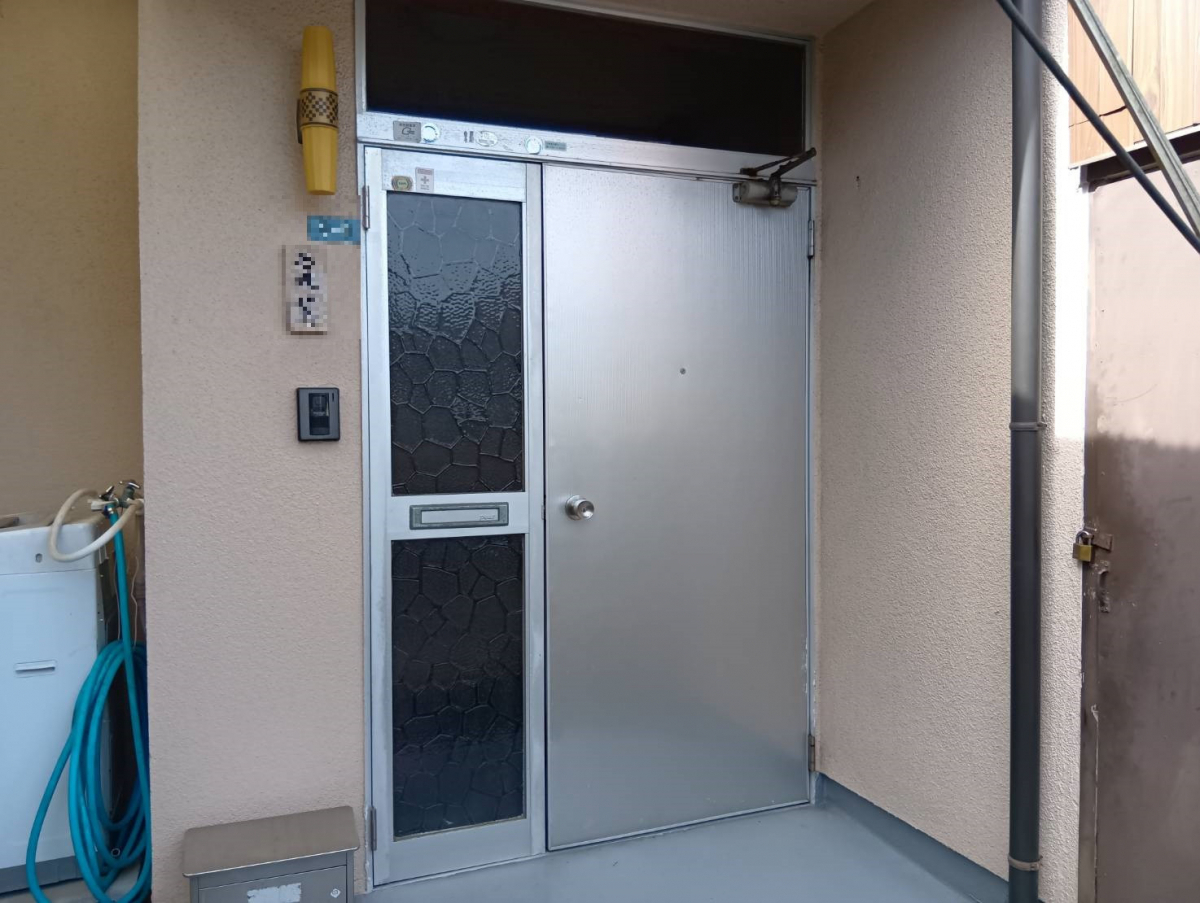 かがみ屋硝子店の歪んでしまった玄関ドアが１日で大変身の施工前の写真1