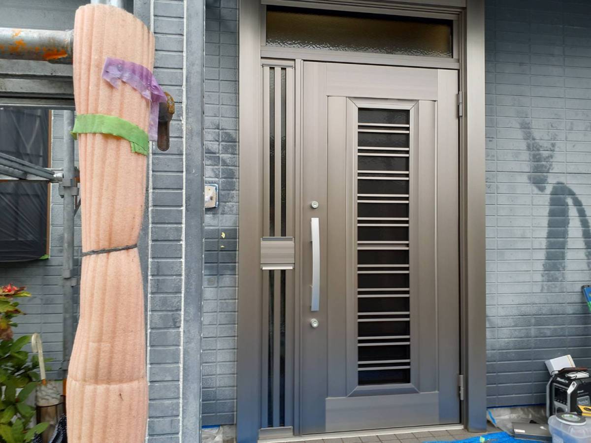かがみ屋硝子店の【リシェント】玄関ドア取替工事の施工後の写真1