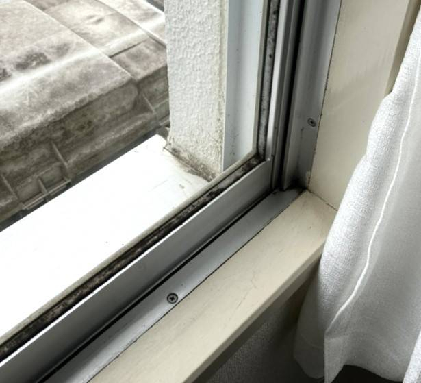 アルロの【動画あり】窓枠の掃除で悩まされている方へ必見！（🏠東京都足立区）の施工前の写真1