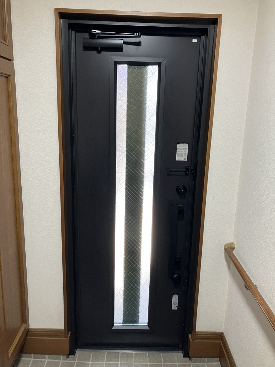 アルロの玄関リフォーム！電気錠で、毎日の開閉がスムーズに。【🏠埼玉県草加市】の施工後の写真2