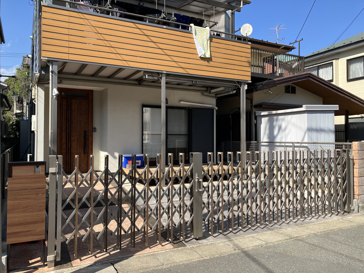 アルロの【千葉県松戸市】お庭と塀を撤去して、駐車スペースを確保。伸縮門扉と機能門柱を設置しました！の施工後の写真1