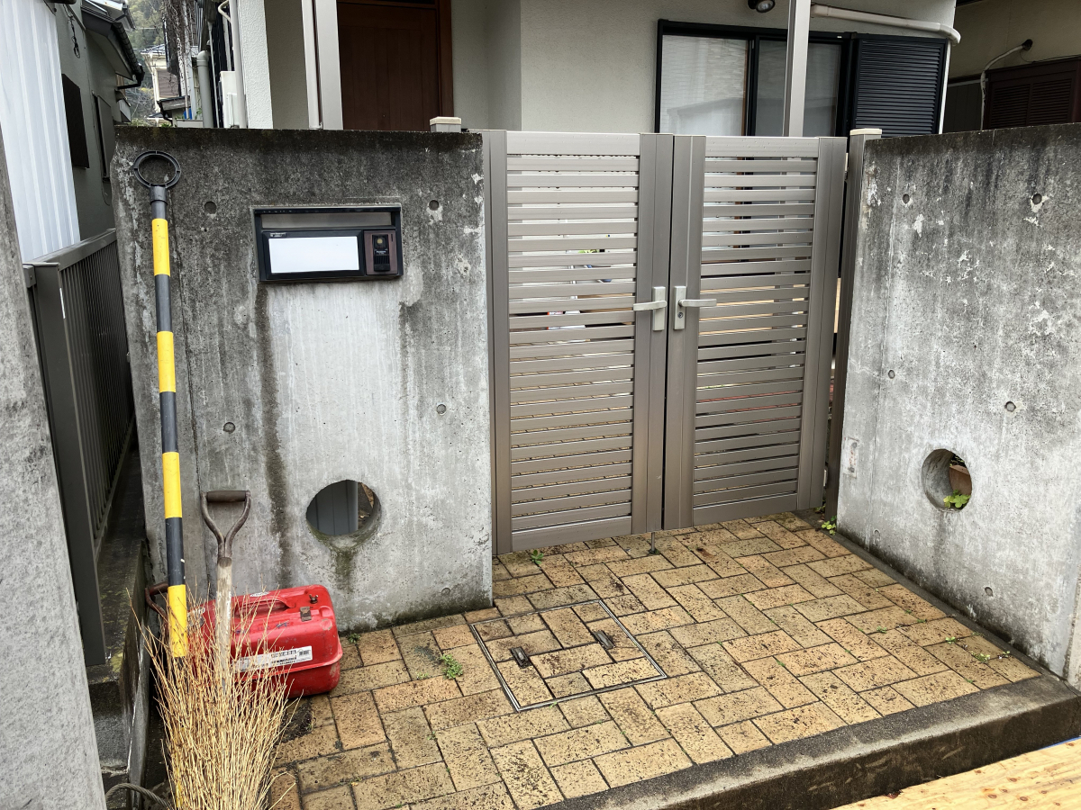 アルロの【千葉県松戸市】お庭と塀を撤去して、駐車スペースを確保。伸縮門扉と機能門柱を設置しました！の施工前の写真2