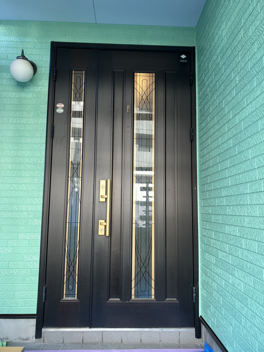 アルロの【ドア太郎】(埼玉県草加市)リシェント玄関リフォーム！ガラス部にデザイン性があるかわいいドア✨の施工前の写真1