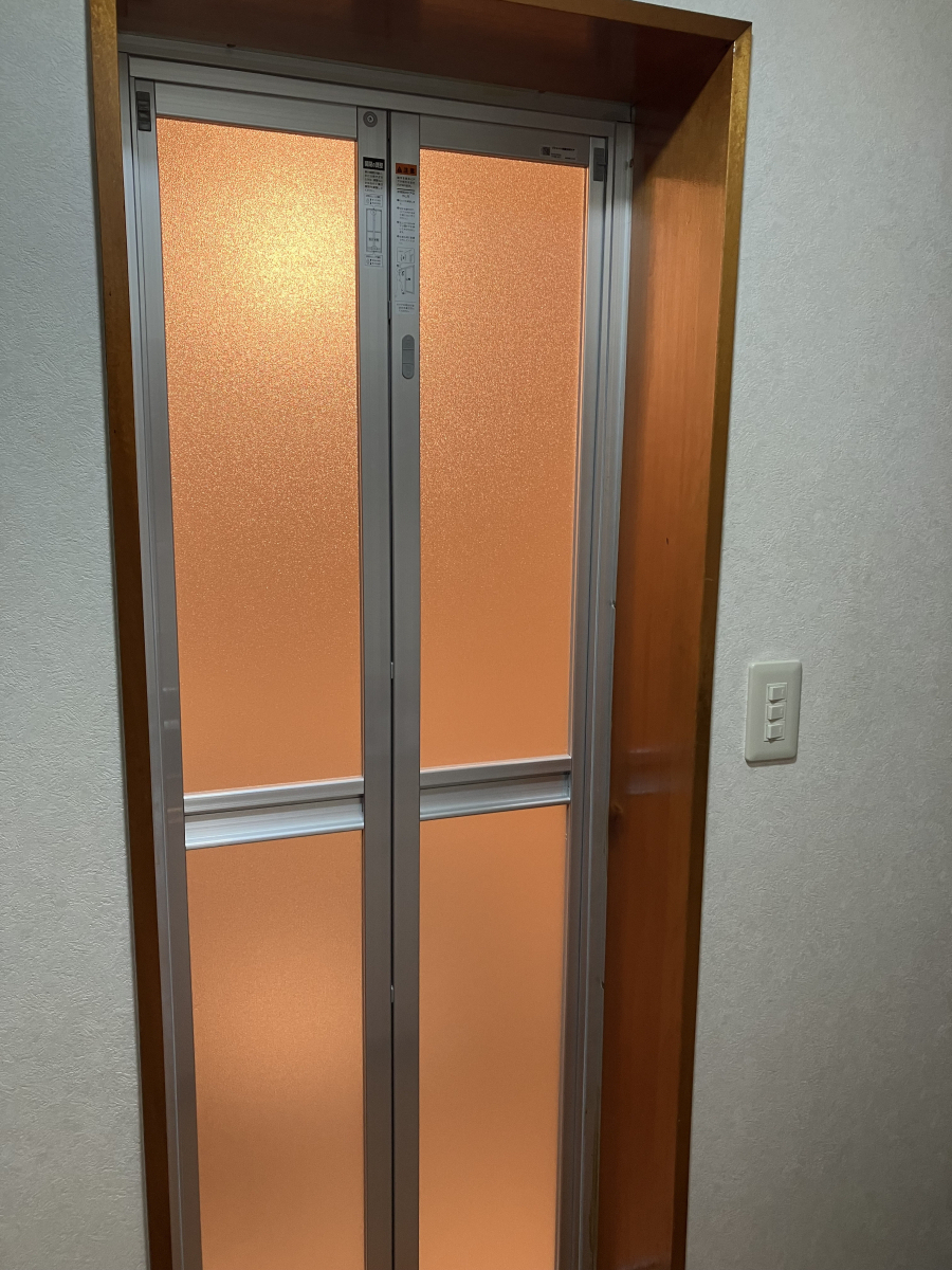 アルロの【ドア太郎】(東京都江東区)浴室の中折れドアを交換しました！の施工後の写真1