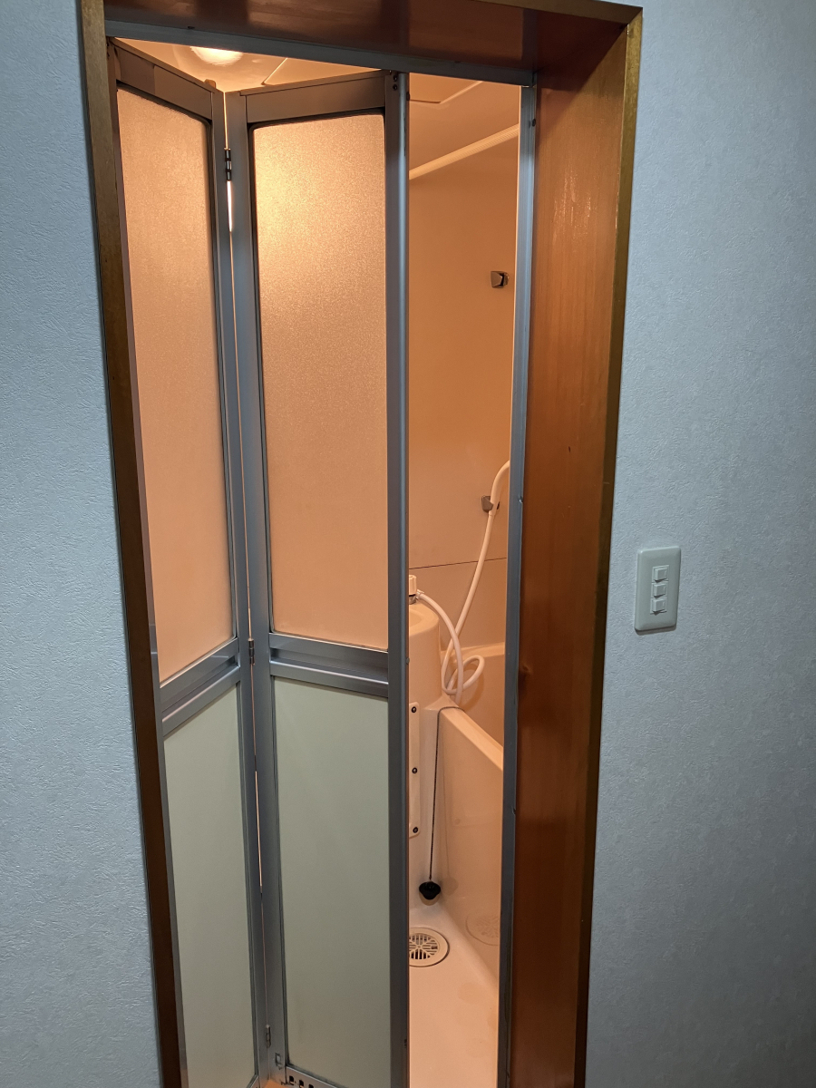 アルロの【ドア太郎】(東京都江東区)浴室の中折れドアを交換しました！の施工前の写真1