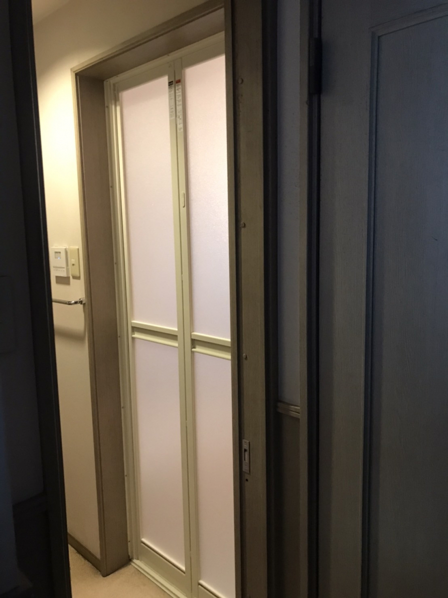 イチロの浴室ドアを樹脂パネルの中折戸に交換しましたの施工後の写真1
