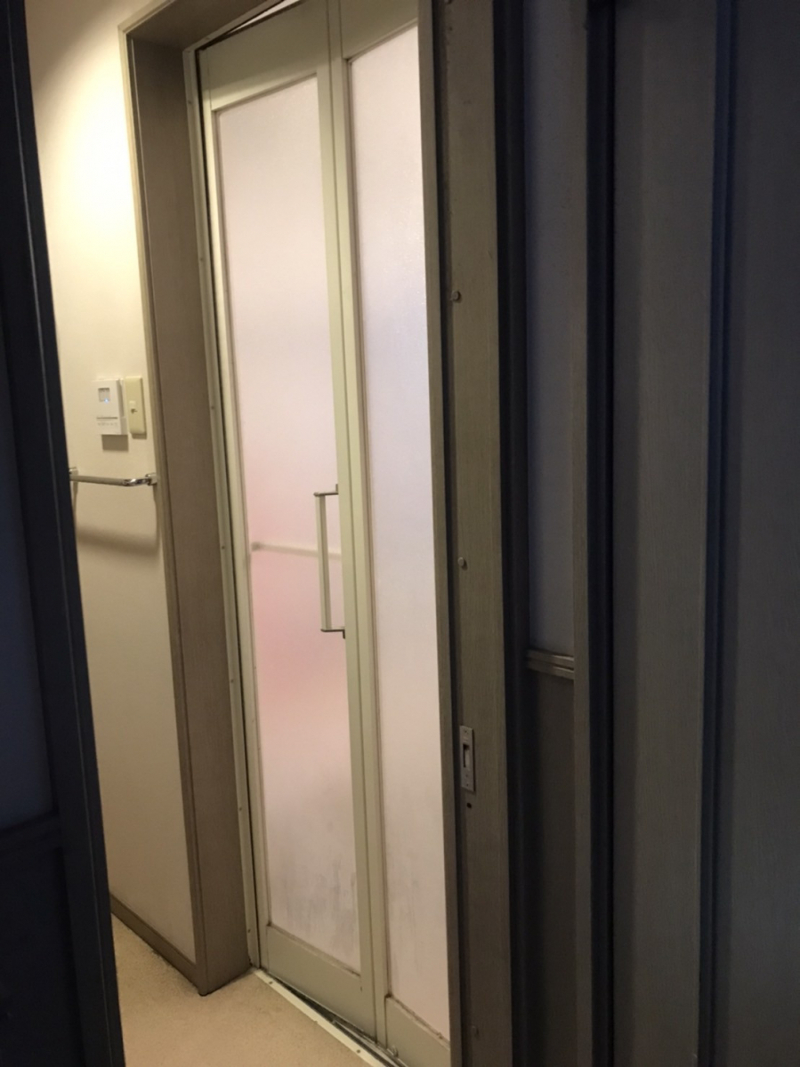 イチロの浴室ドアを樹脂パネルの中折戸に交換しましたの施工前の写真1