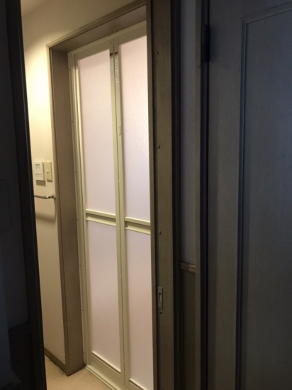 イチロの浴室ドアを樹脂パネルの中折戸に交換しました施工事例写真1