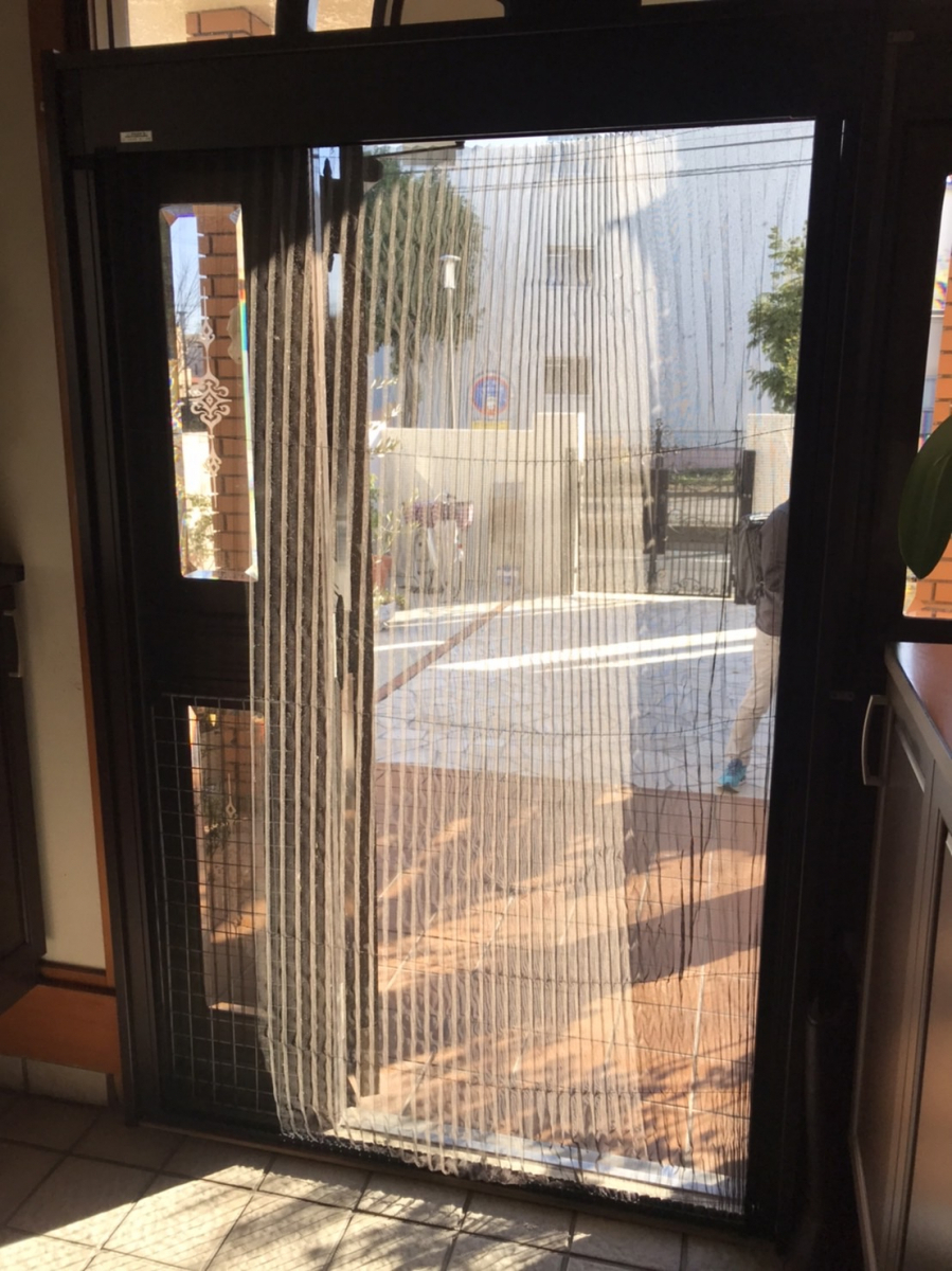 イチロの足立区・玄関ドアの網戸を交換しましたの施工前の写真1