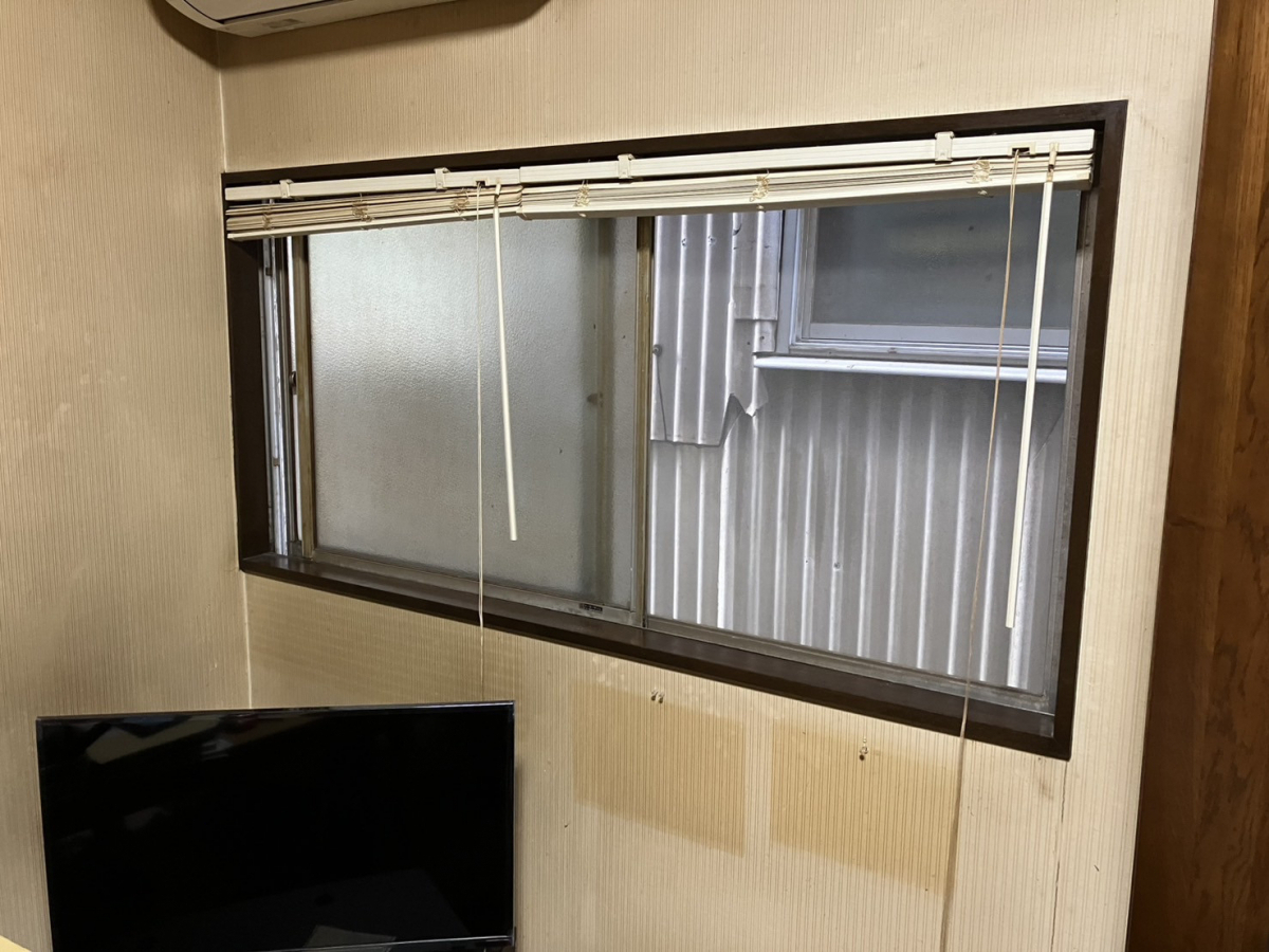 イチロの葛飾区　取替窓　「リプラス」断熱，開閉スムーズ，光熱費削減，防音　１日で完了の施工前の写真2