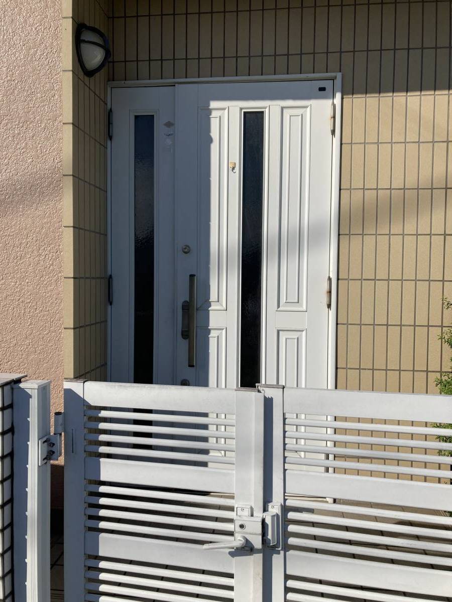 ユニオントーヨー住器の玄関ドアリフォームの施工前の写真1