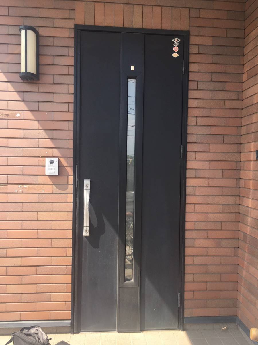 ユニオントーヨー住器の玄関ドアリフォームの施工前の写真1