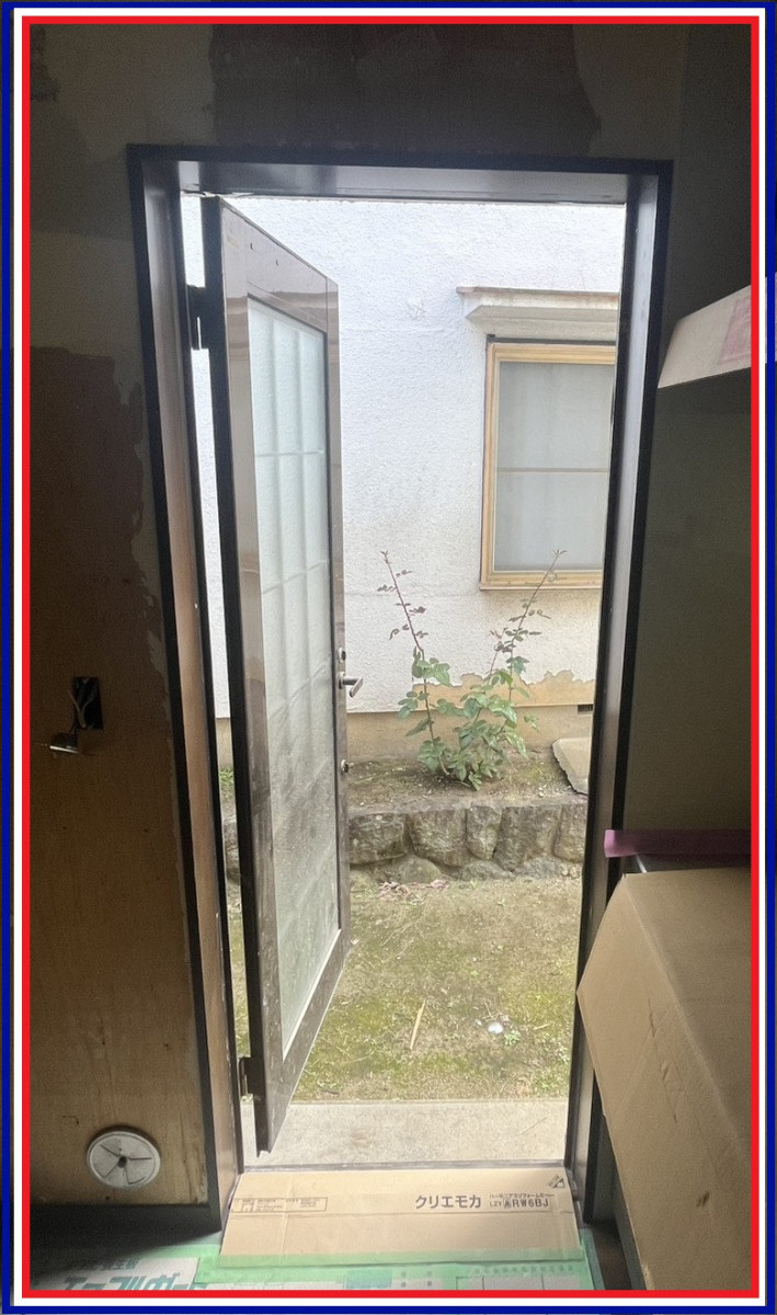 ナガセキトーヨー住器の笛吹市【勝手口ドアリフォーム】の施工前の写真2