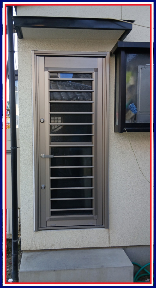 ナガセキトーヨー住器の南アルプス市【勝手口ドアリフォーム】防犯＋採光アップ！の施工後の写真1