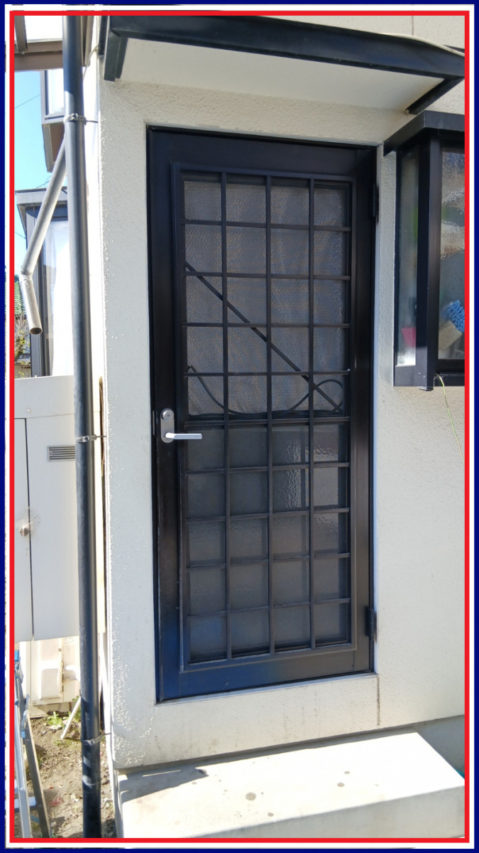ナガセキトーヨー住器の南アルプス市【勝手口ドアリフォーム】防犯＋採光アップ！の施工前の写真1