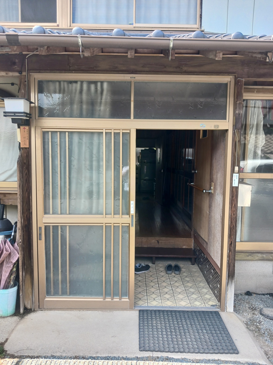 原口建材店 熊本の玄関取替工事の施工前の写真1